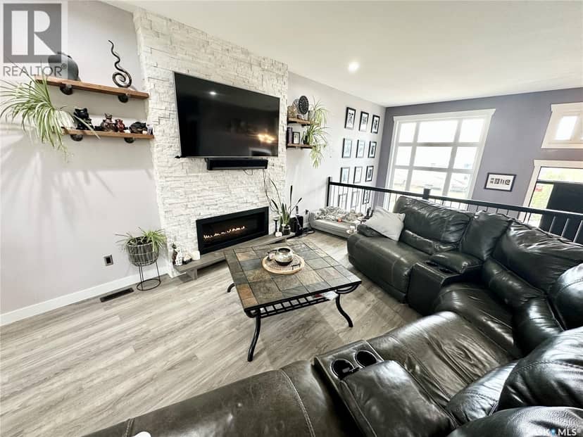 1 Lloyd AVENUE — photo 12 of 40