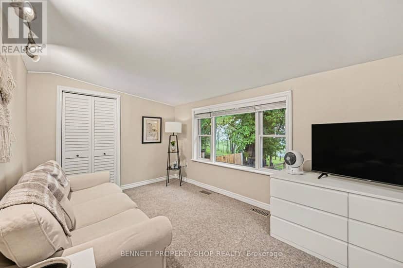 102 Moorhead Drive — photo 13 of 16