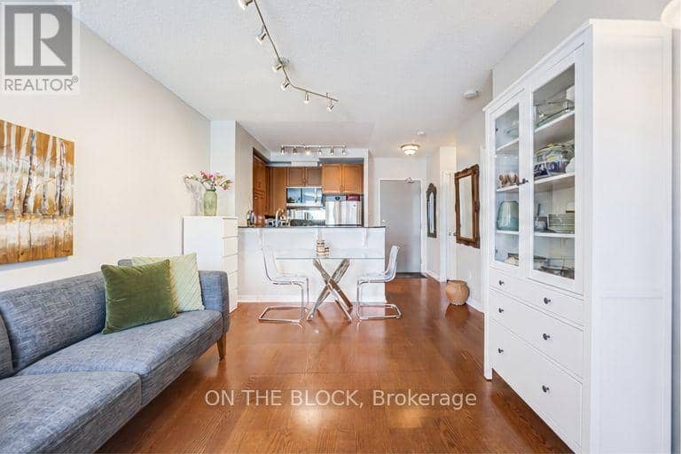 107 - 2495 Dundas Street W, Toronto, photo 7