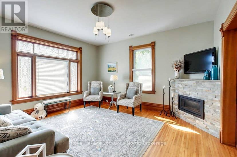 138 Bruce Street S — photo 11 of 40