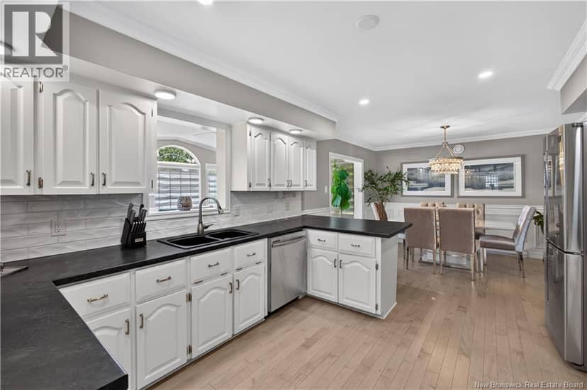21 Adams Avenue — photo 7 of 40