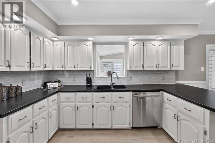 21 Adams Avenue — photo 8 of 40