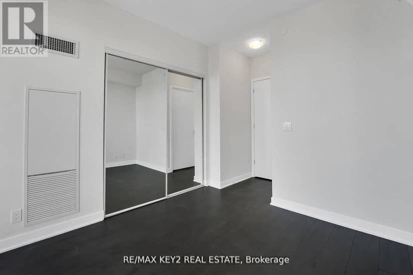 3402 - 2221 Yonge Street — photo 10 of 39