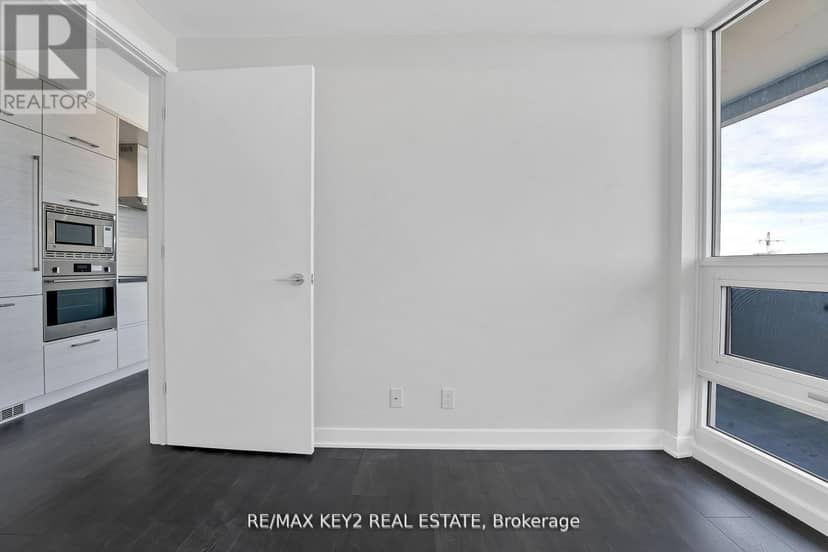 3402 - 2221 Yonge Street — photo 15 of 39