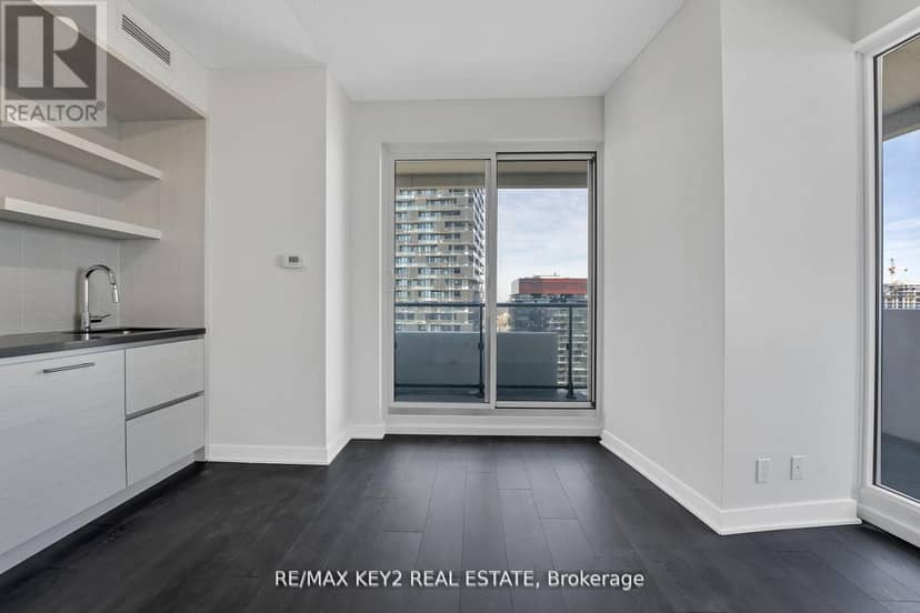 3402 - 2221 Yonge Street — photo 6 of 39
