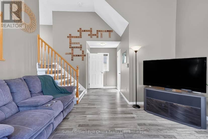 670 Reid Crescent — photo 12 of 39