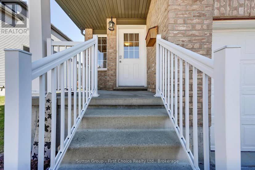 670 Reid Crescent — photo 5 of 39