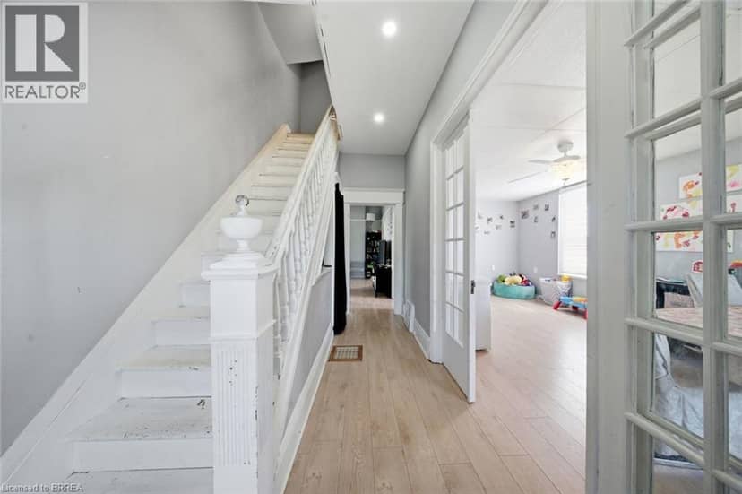 816 COLBORNE Street E — photo 15 of 40