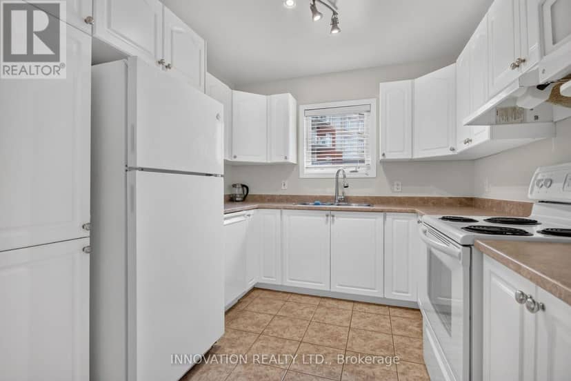 408 - 2923 Laurier Street — photo 13 of 20