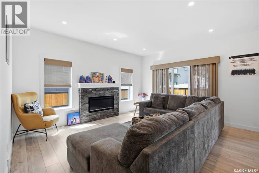 2435 Rosewood DRIVE — photo 8 of 40