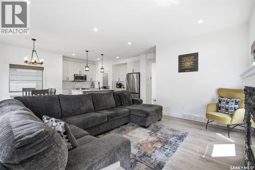 2435 Rosewood DRIVE — photo 9 of 40