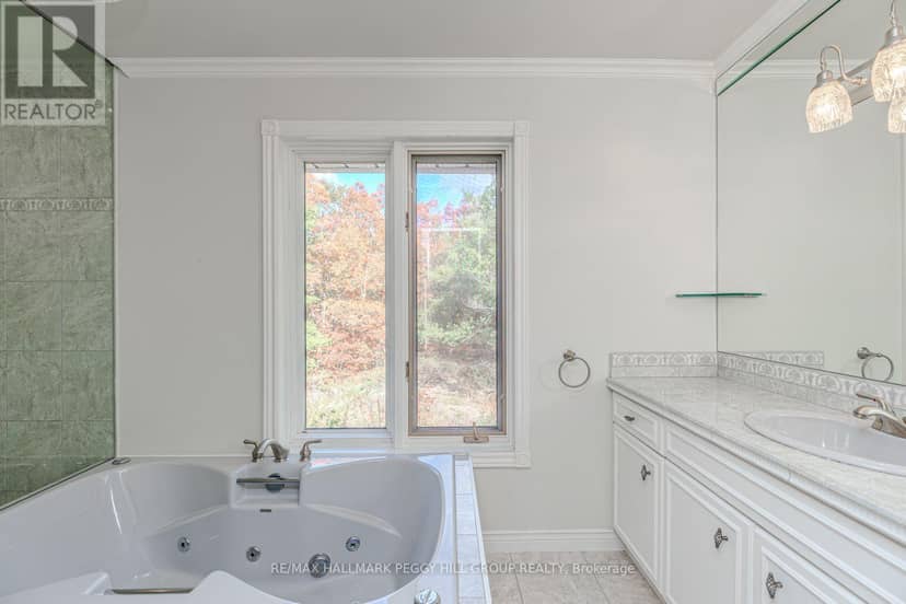 1564 Honey Harbour Road — photo 10 of 33