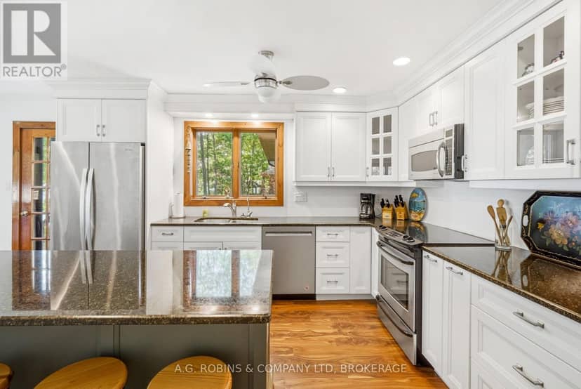 559 Lakeshore Road E — photo 18 of 40