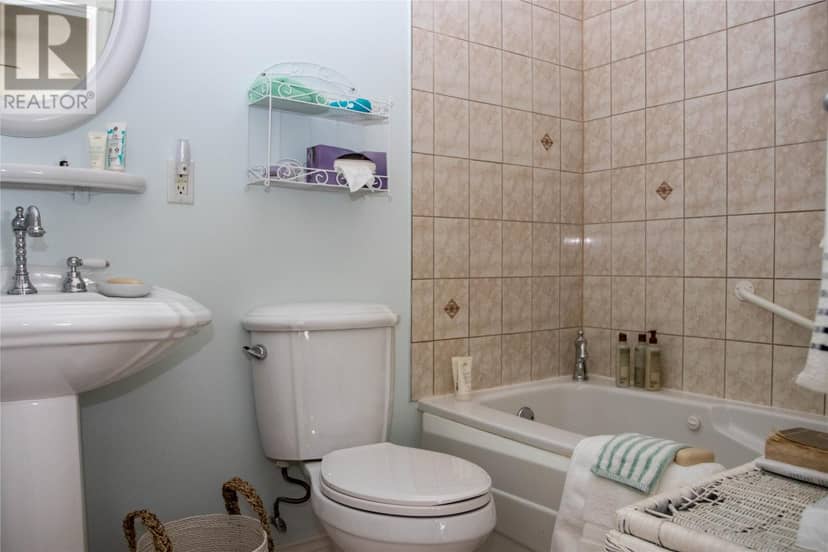 6 Heath Crescent — photo 15 of 32