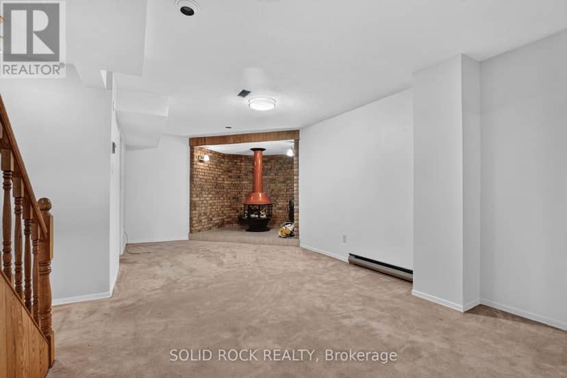 54 Huntsman Crescent — photo 35 of 40