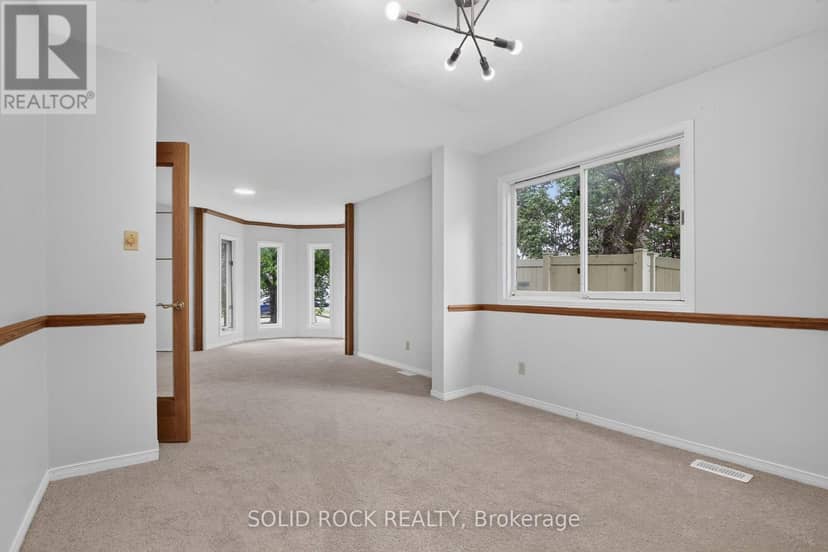 54 Huntsman Crescent — photo 9 of 40