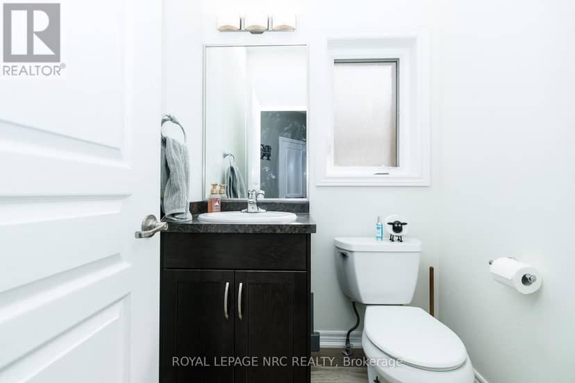 12 Wilfrid Laurier Crescent — photo 14 of 40