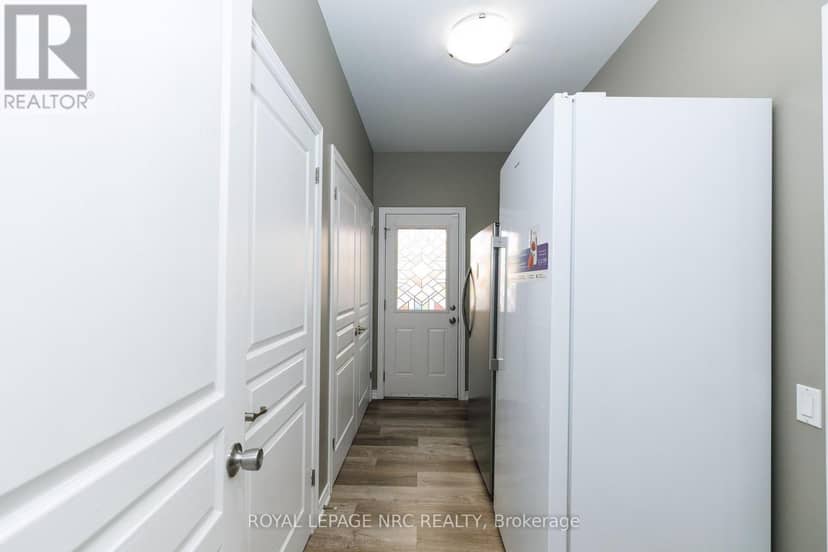 12 Wilfrid Laurier Crescent — photo 15 of 40