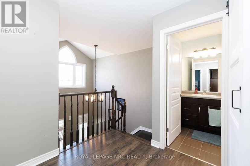 12 Wilfrid Laurier Crescent — photo 16 of 40