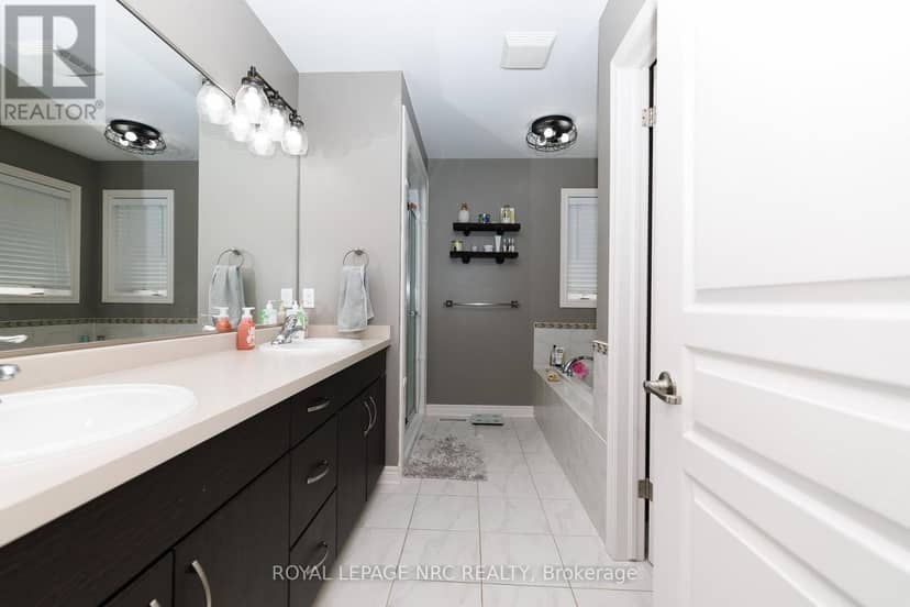 12 Wilfrid Laurier Crescent — photo 22 of 40