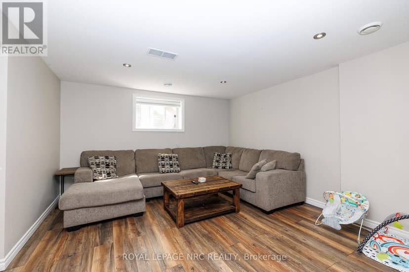 12 Wilfrid Laurier Crescent — photo 32 of 40