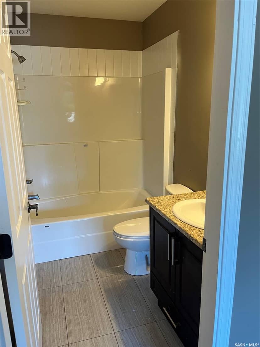 738 Henry STREET — photo 10 of 16