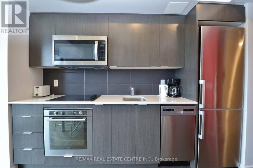 2006 - 105 Champagne Avenue — photo 11 of 30