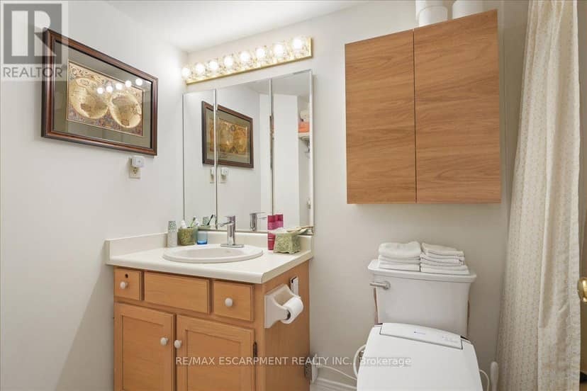 807 - 8 Village Green Boulevard — photo 26 of 31