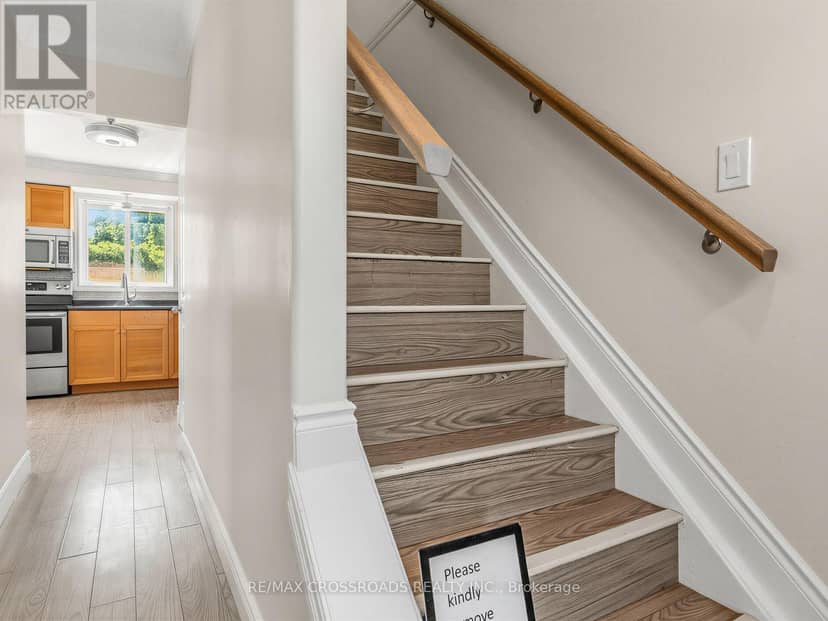 59 Chaucer Crescent — photo 3 of 32