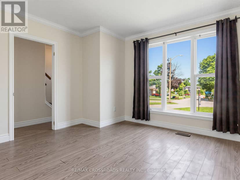 59 Chaucer Crescent — photo 4 of 32