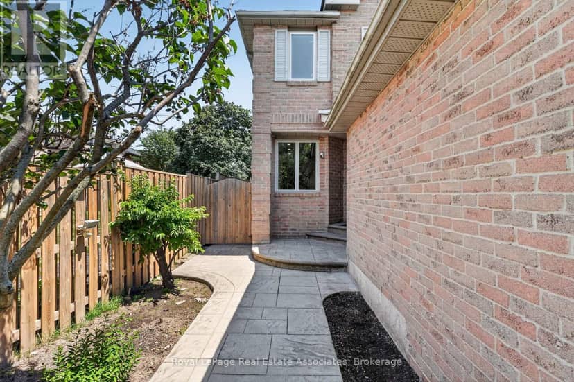 3346 Chartrand Crescent, Mississauga, photo 2