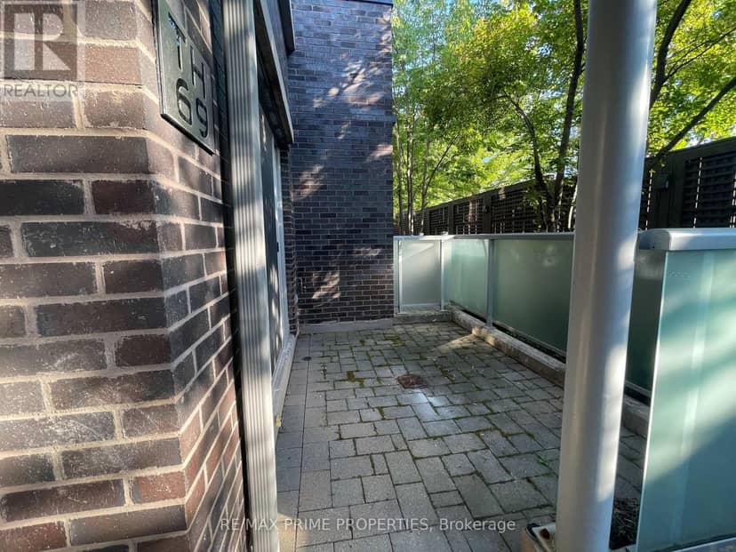 TH69 - 315 Village Green Square, Toronto, photo 2