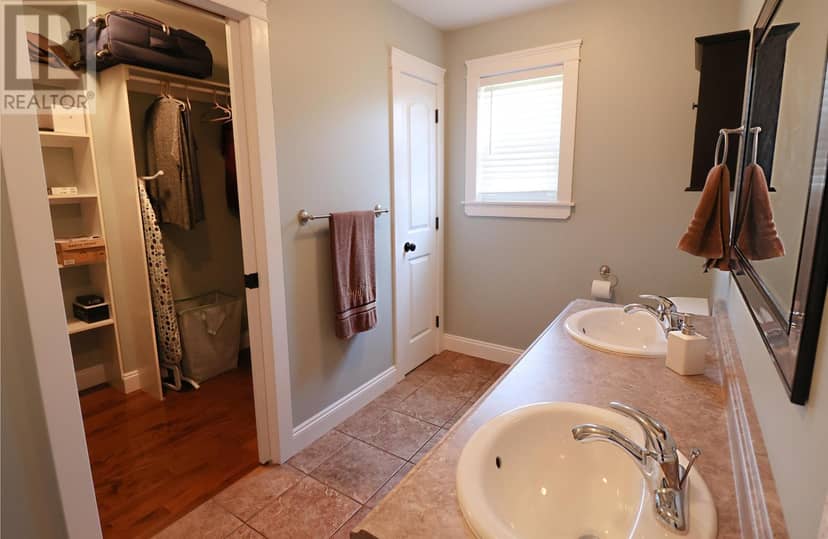 49 Royalty Road — photo 10 of 20