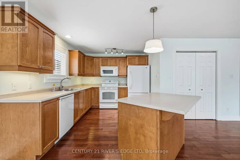 113 Blake's Crescent — photo 10 of 40
