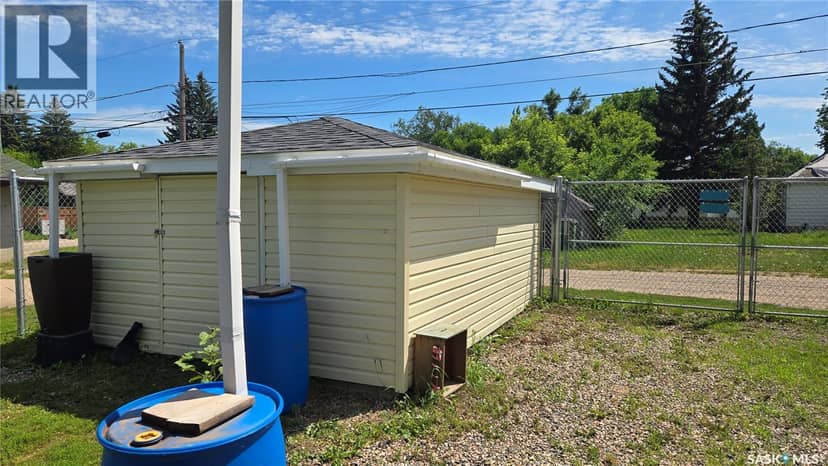 1005 Lillooet STREET W — photo 2 of 7