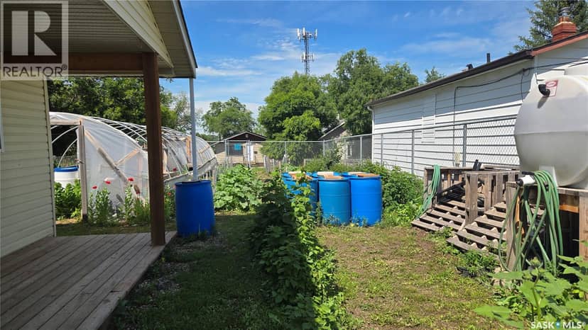 1005 Lillooet STREET W — photo 4 of 7