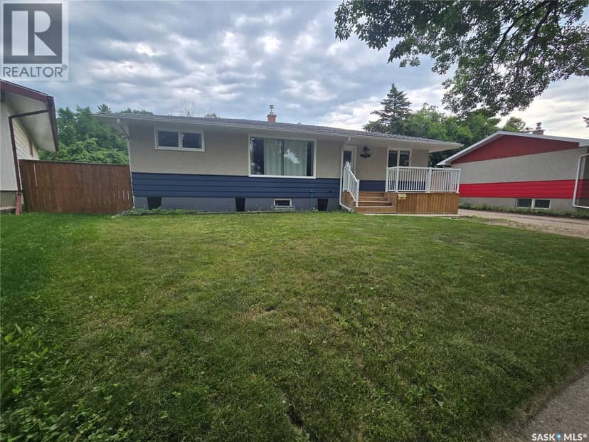 98 13th Street, Weyburn, photo 2