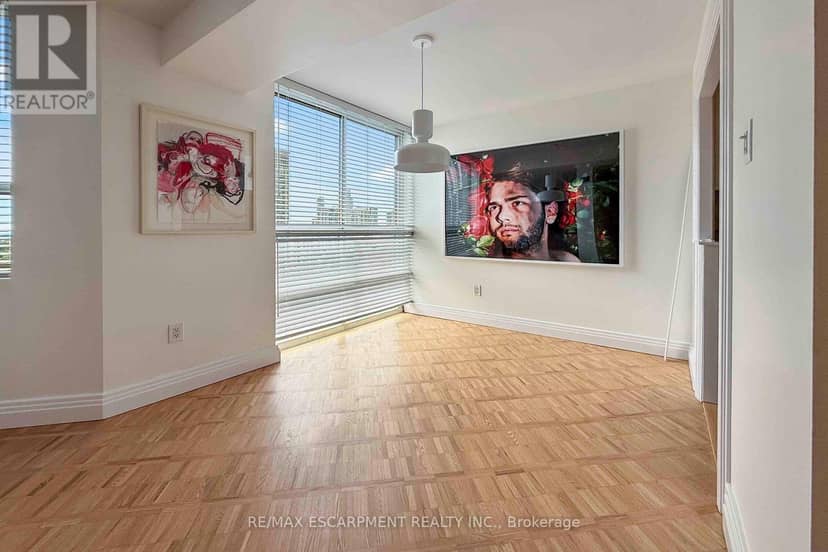 2804 - 3650 Kaneff Crescent — photo 11 of 28