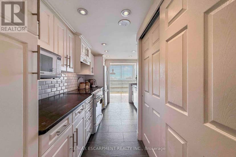 2804 - 3650 Kaneff Crescent — photo 14 of 28