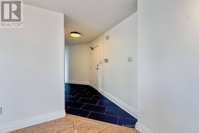 2804 - 3650 Kaneff Crescent — photo 3 of 28