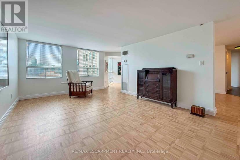 2804 - 3650 Kaneff Crescent — photo 9 of 28