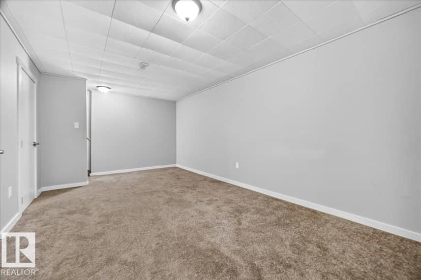 5325 46 ST — photo 33 of 40