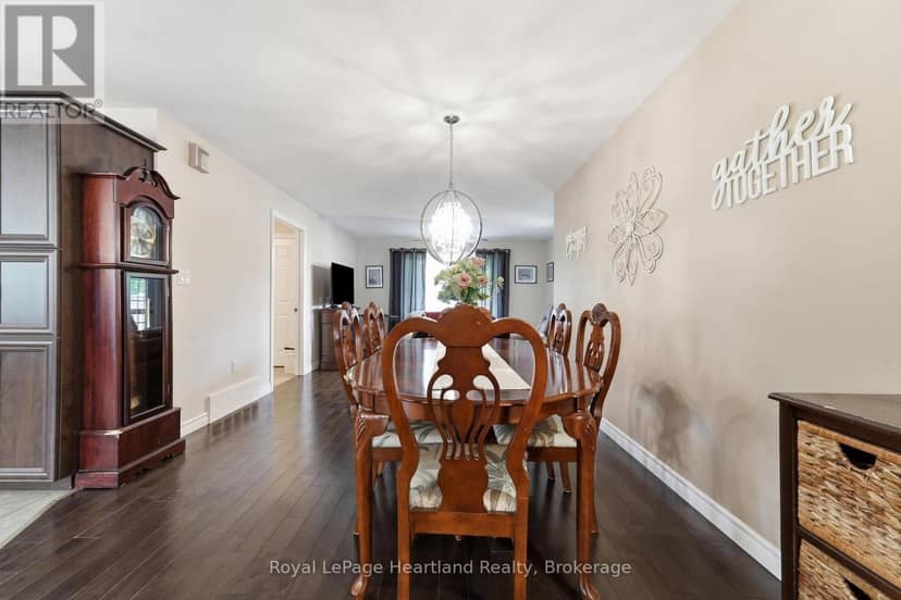 62 Victoria Boulevard — photo 11 of 40