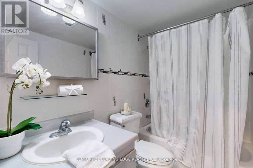 1005 - 2245 Eglinton Avenue E — photo 32 of 40