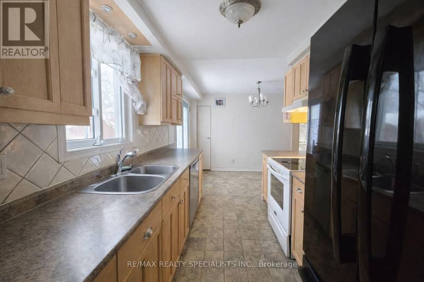 24 Stewart Avenue — photo 3 of 12