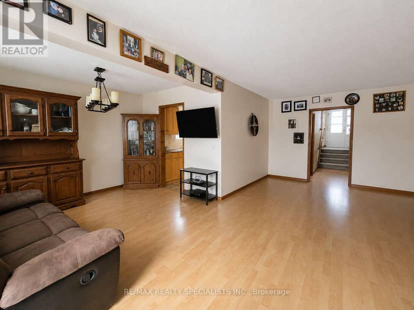 24 Stewart Avenue — photo 4 of 12