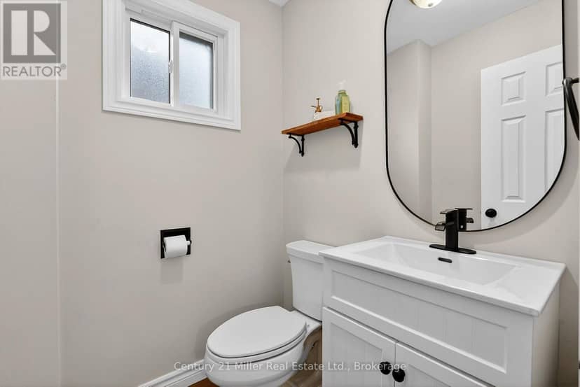 2451 Malcolm Crescent — photo 10 of 33