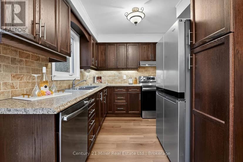 2451 Malcolm Crescent — photo 12 of 33