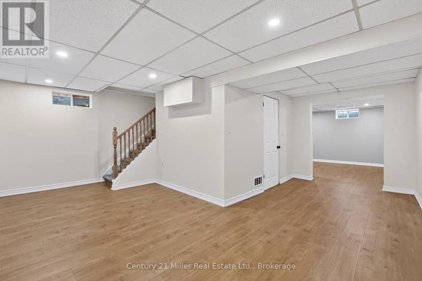 2451 Malcolm Crescent — photo 23 of 33