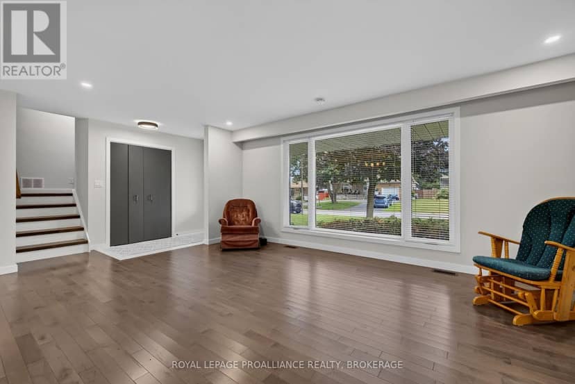 682 Carnaby Street — photo 11 of 40